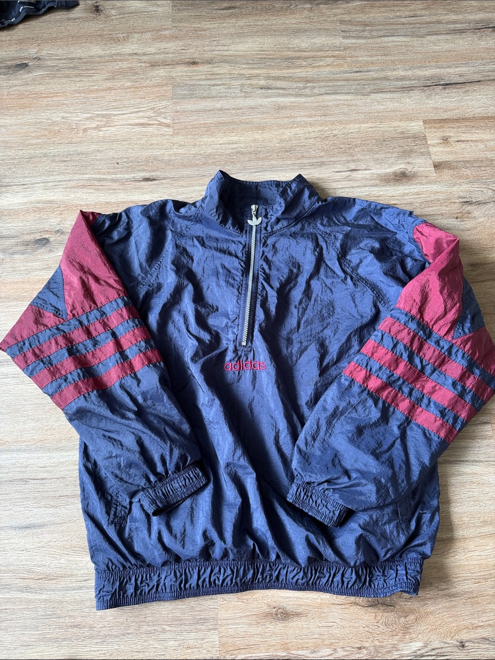 This vintage 90s Adidas windbreaker mens size M